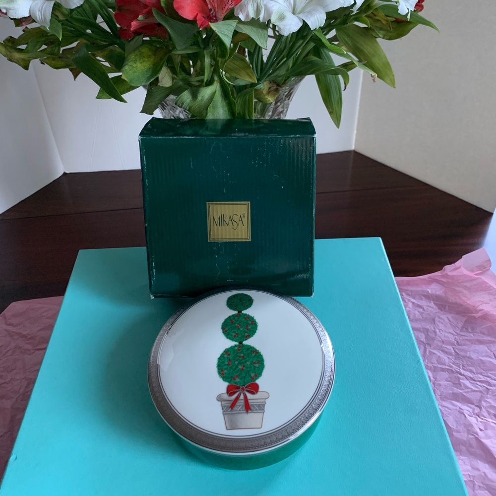 Mikasa NIB Topiary 5” China Covered Round Box with Lid